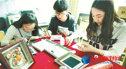 哈爾濱商業(yè)大學(xué)麥秸畫走進(jìn)上海學(xué)生課堂