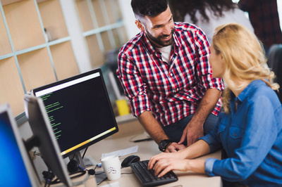 軟件開發(fā)人員在項(xiàng)目上工作